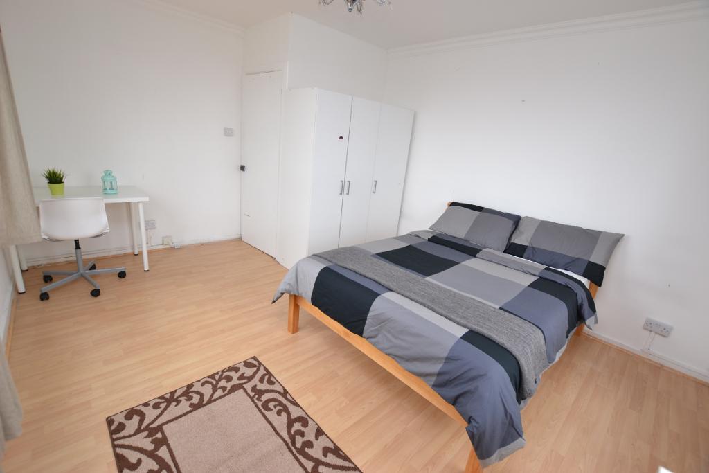 Flat Biggerstaff Street in Greater London