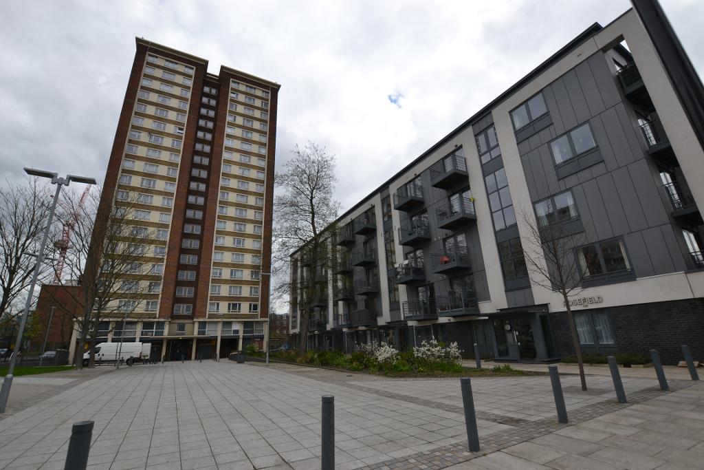 Flat Biggerstaff Street in Greater London