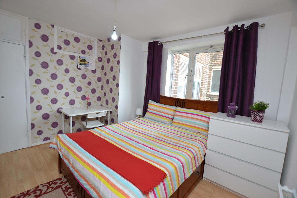 Flat Biggerstaff Street in Greater London