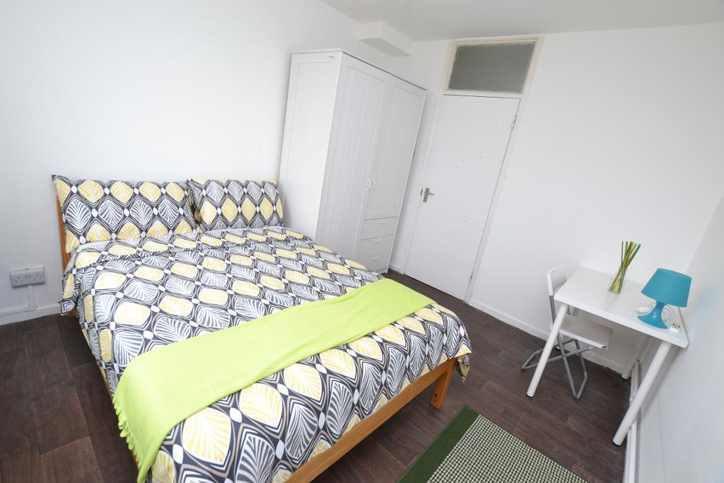 Flat Biggerstaff Street in Greater London