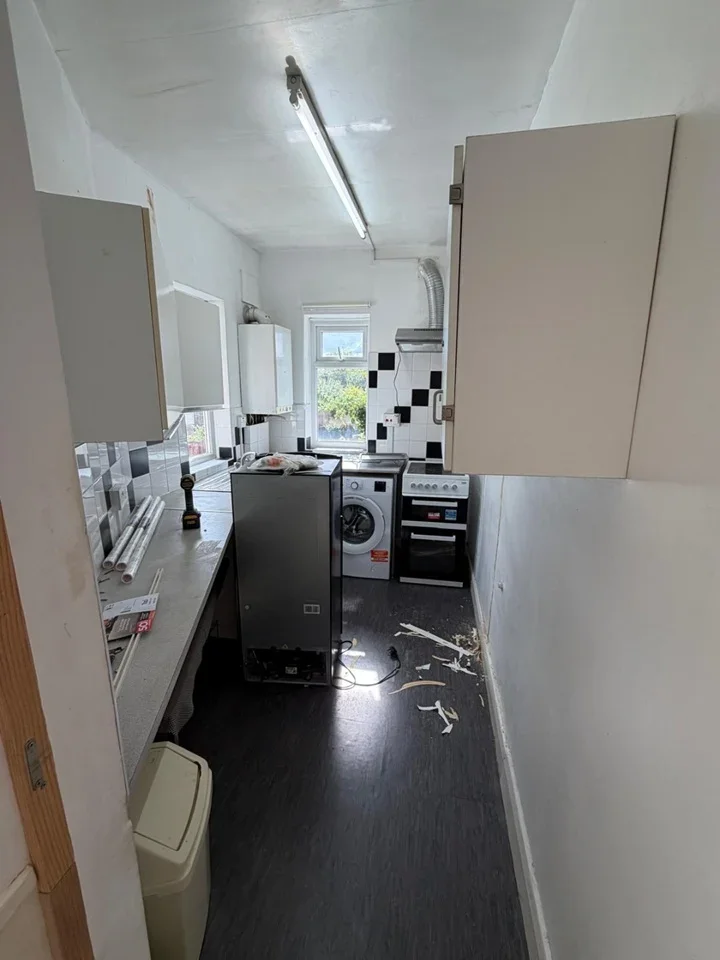 Flat Mays Lane in Greater London