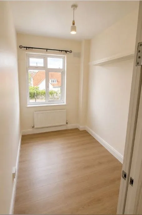 Flat Mays Lane in Greater London