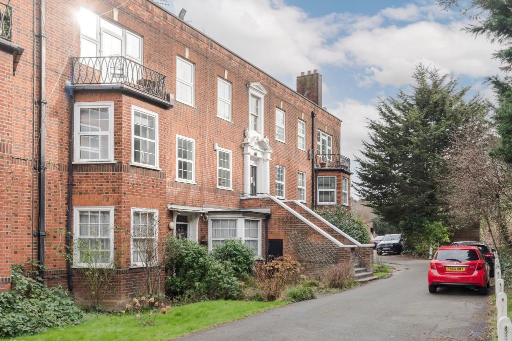 Flat Hendon Way in Greater London