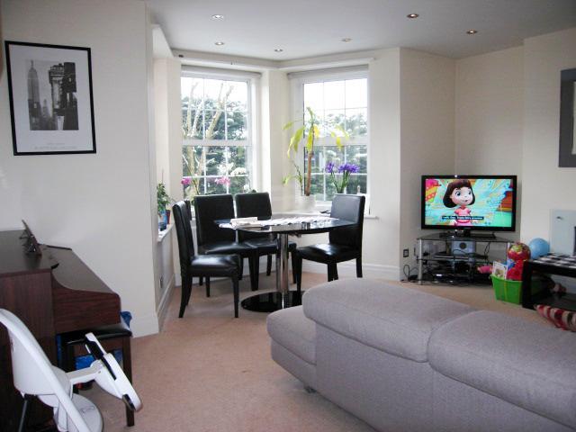 Flat Hendon Way in Greater London