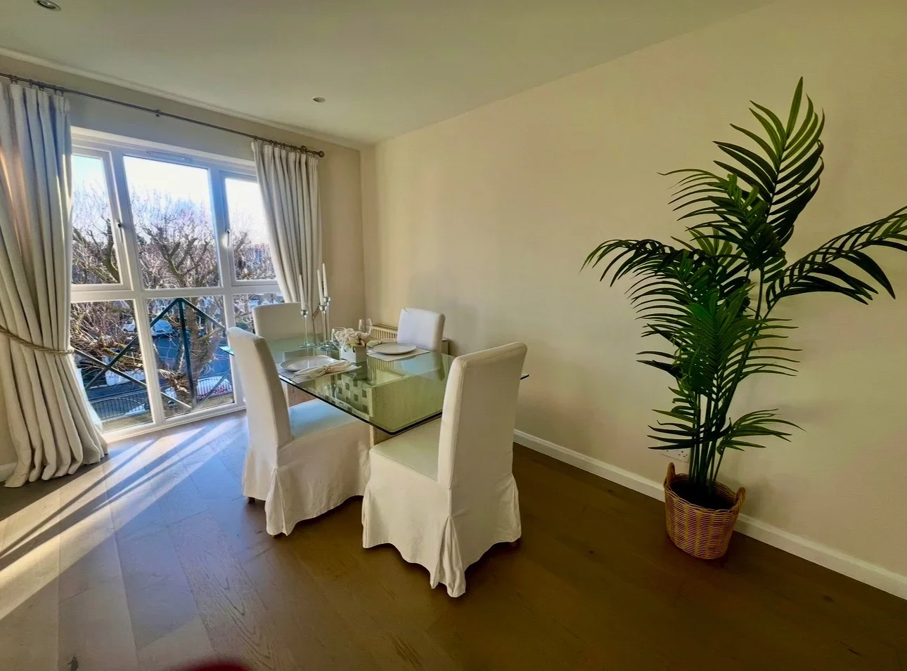 Flat Farrow Lane in Greater London