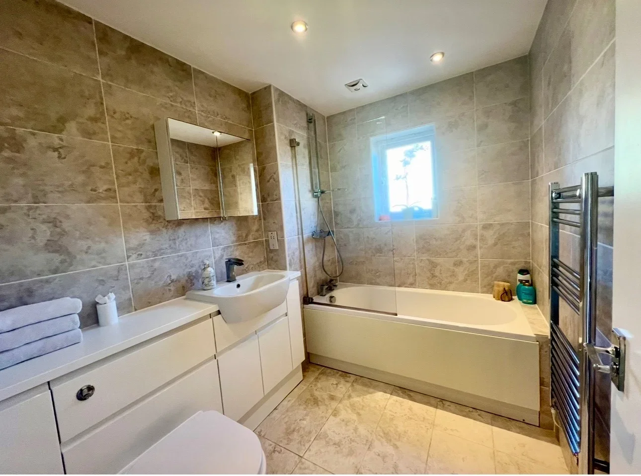 Flat Farrow Lane in Greater London