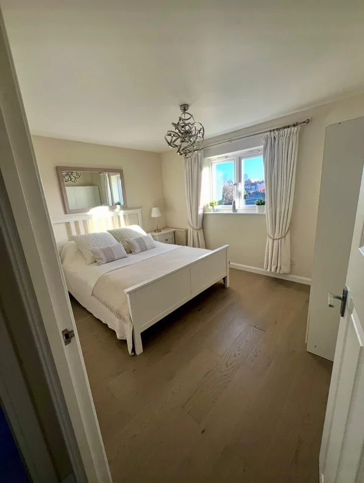 Flat Farrow Lane in Greater London