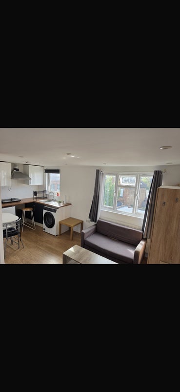 Flat Crawley Road in Greater London