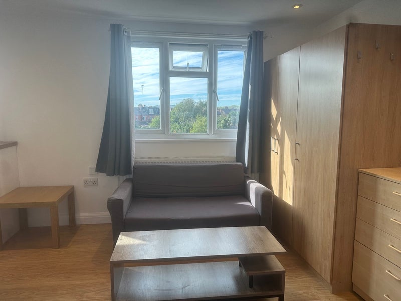 Flat Crawley Road in Greater London