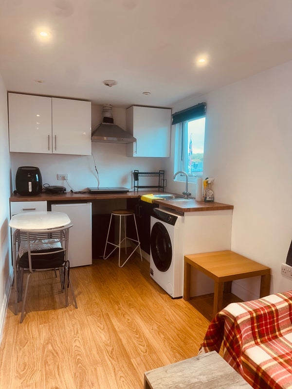 Flat Crawley Road in Greater London
