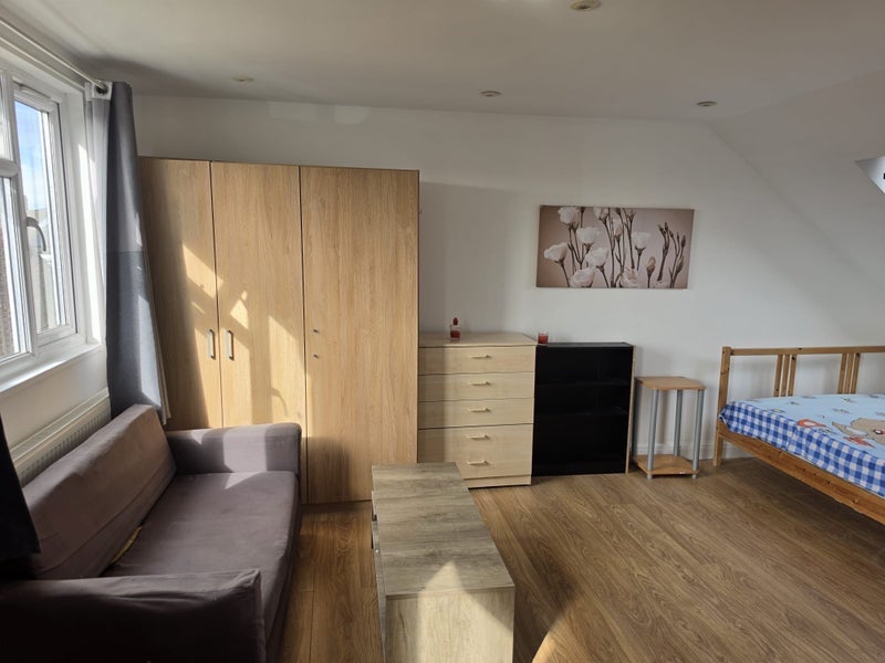 Flat Crawley Road in Greater London