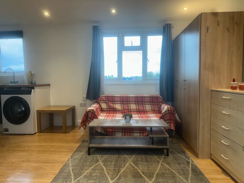 Flat Crawley Road in Greater London
