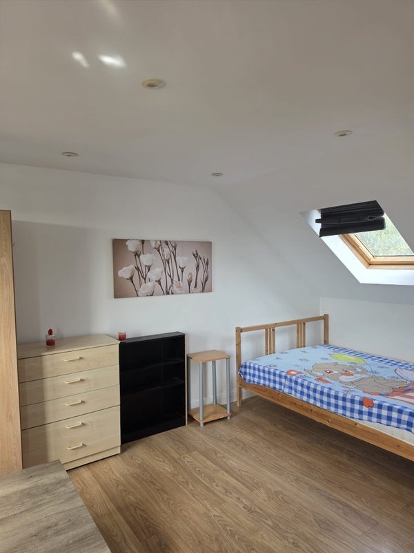 Flat Crawley Road in Greater London