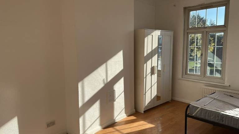Flat Forty Avenue in Greater London