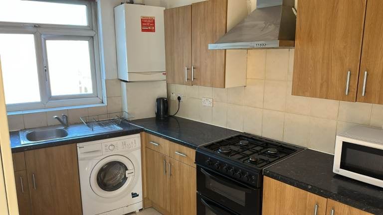 Flat Forty Avenue in Greater London