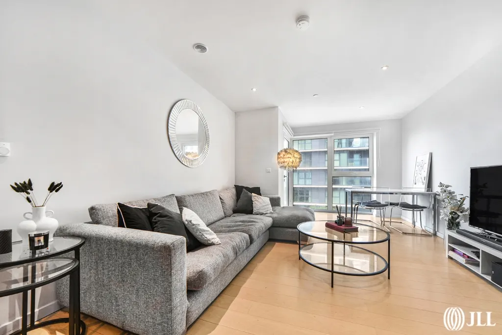 Flat Westfield Avenue in Greater London