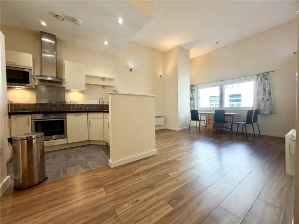 Flat Beckhampton Street in Swindon