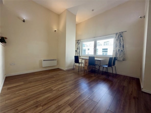 Flat Beckhampton Street in Swindon