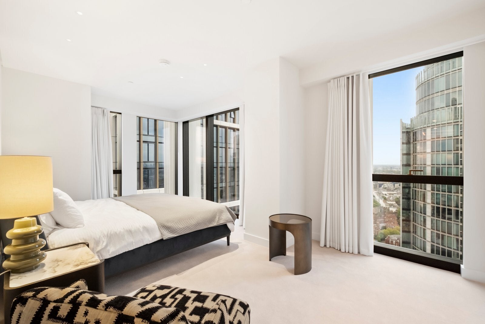 Flat Nine Elms Lane in Greater London