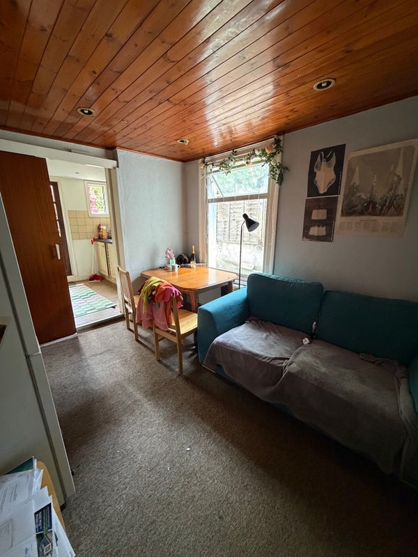 Room Parolles Road in Greater London