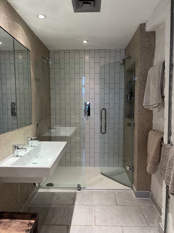 Room Andrews Road in Greater London