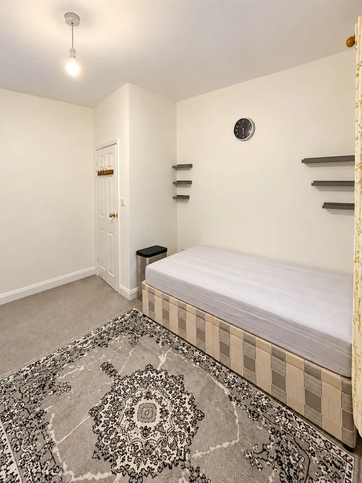 Flat Nicholes Road in Greater London
