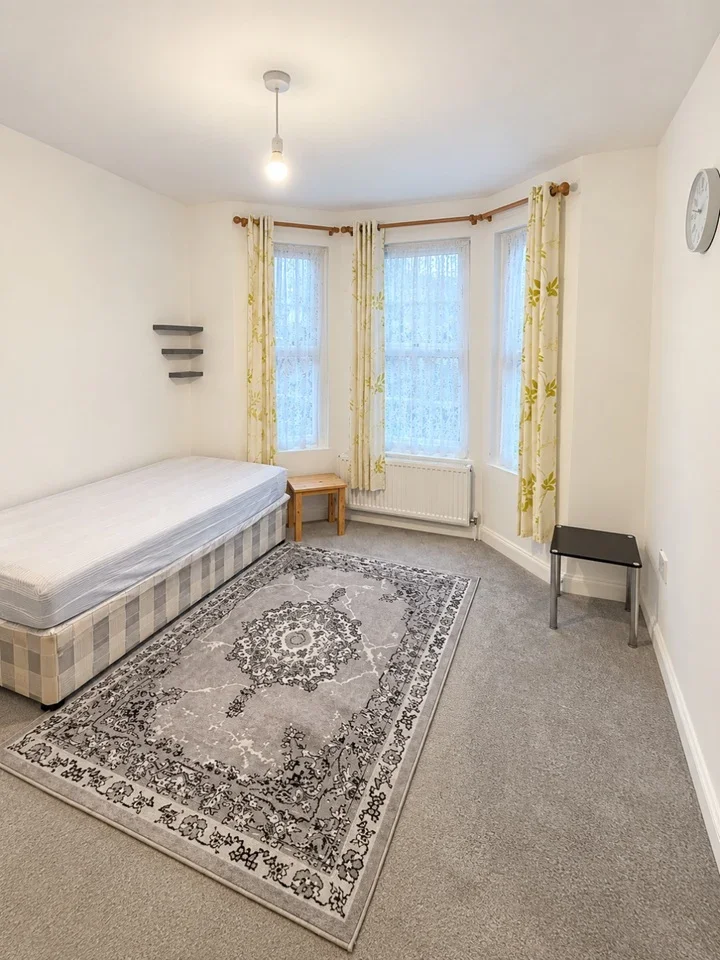 Flat Nicholes Road in Greater London