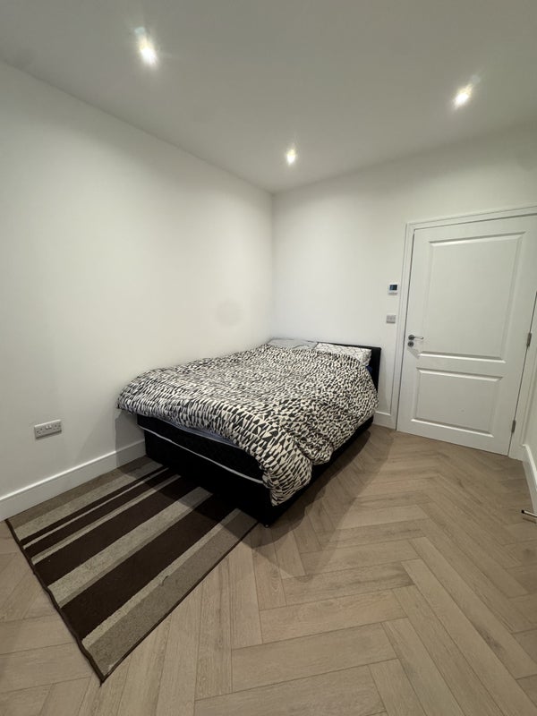 Room High Street in Greater London
