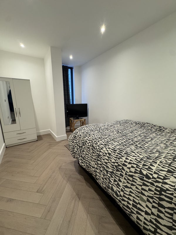 Room High Street in Greater London