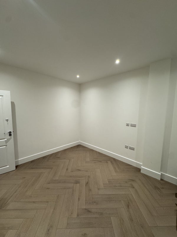 Room High Street in Greater London