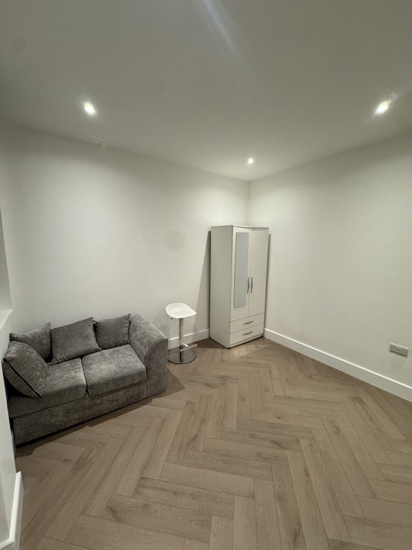Room High Street in Greater London