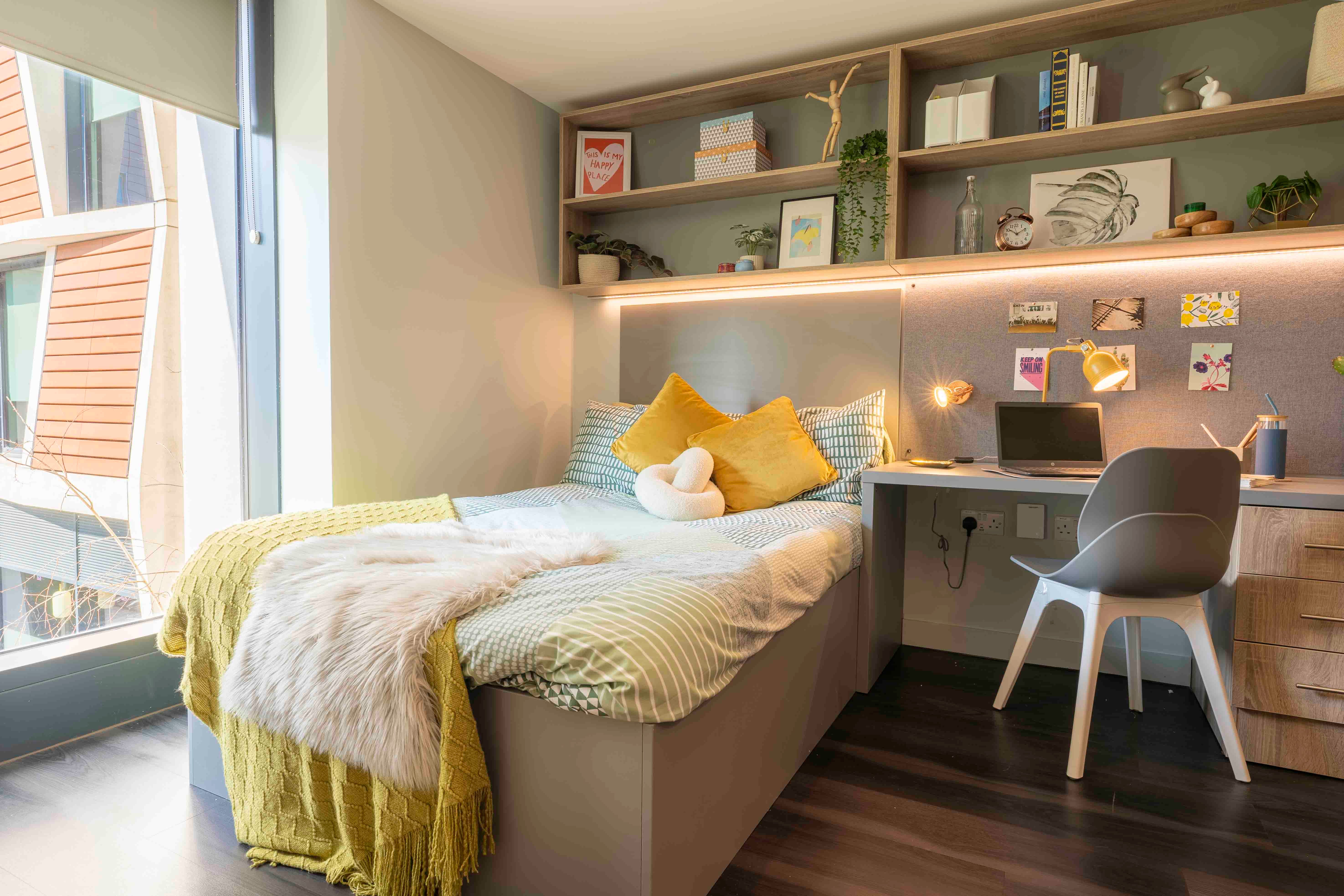 Room Commercial Road in Greater London