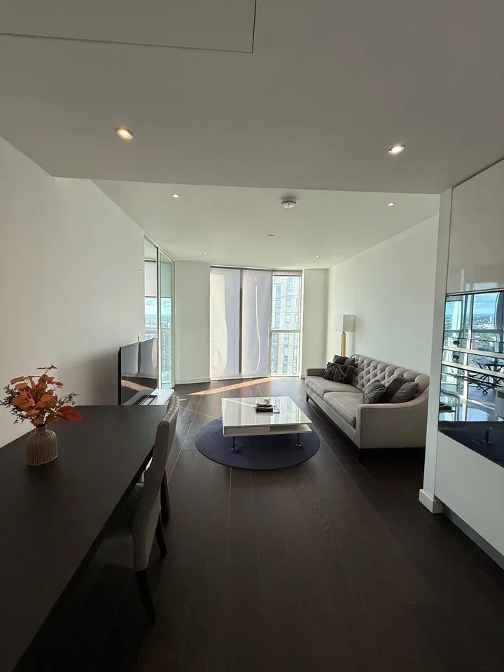 Flat Wyvil Road in Greater London