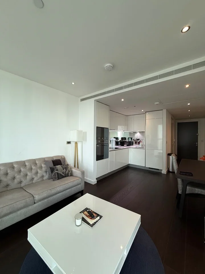 Flat Wyvil Road in Greater London