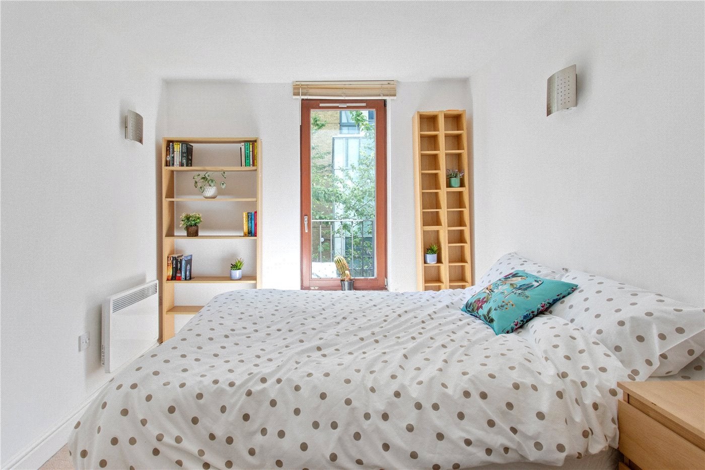Flat Adler Street in Greater London
