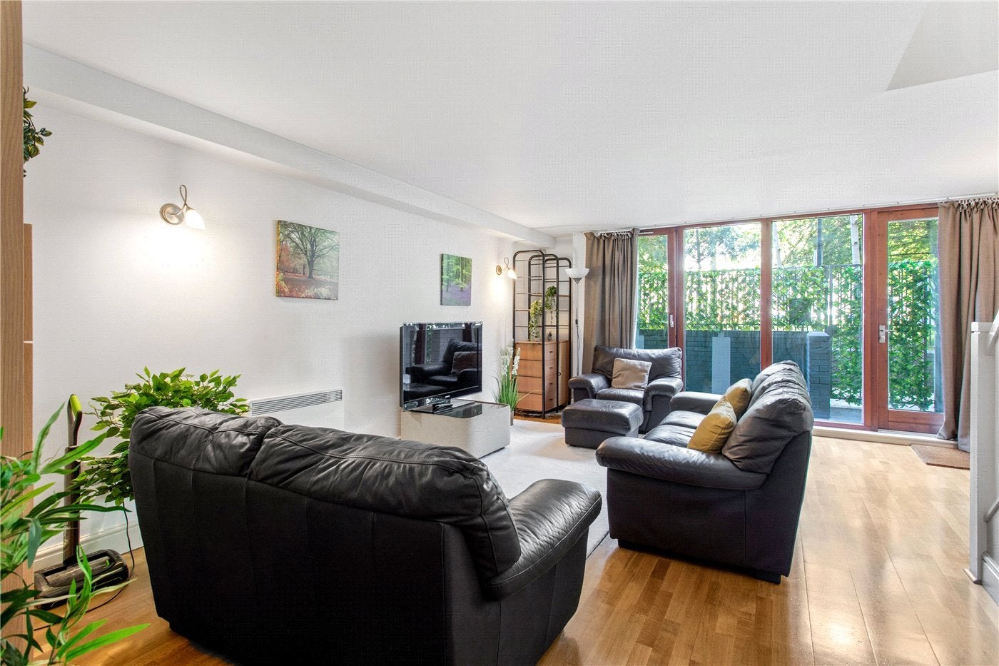 Flat Adler Street in Greater London