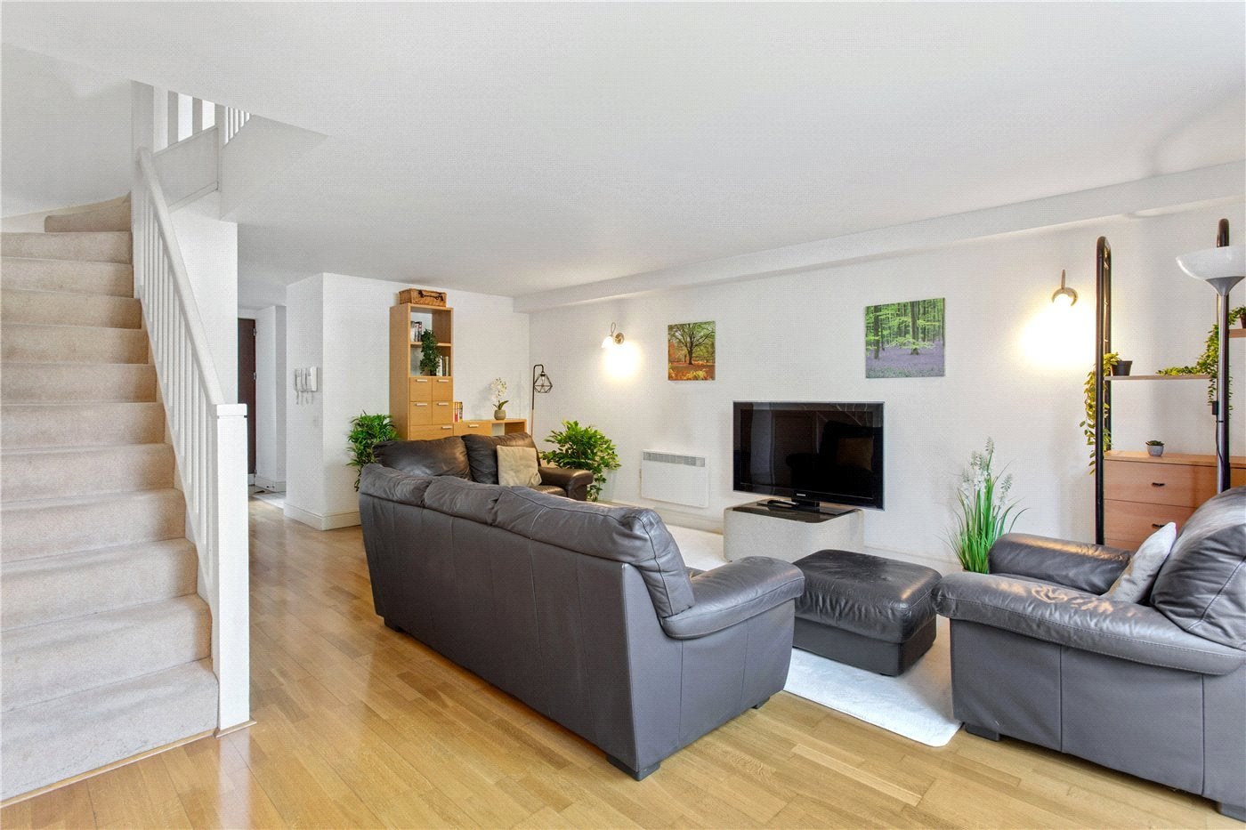 Flat Adler Street in Greater London