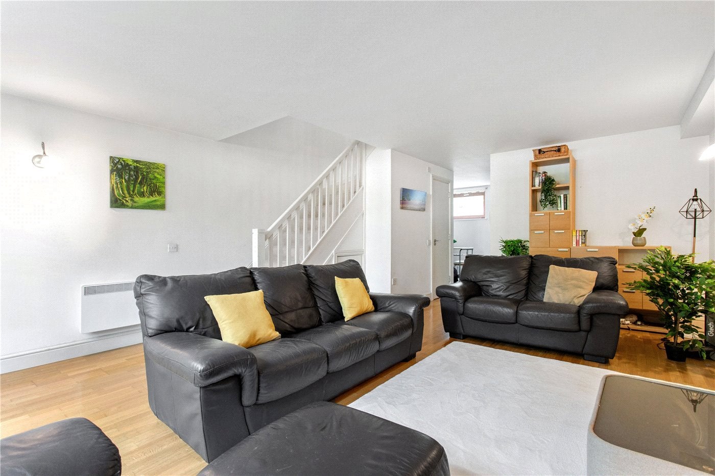 Flat Adler Street in Greater London