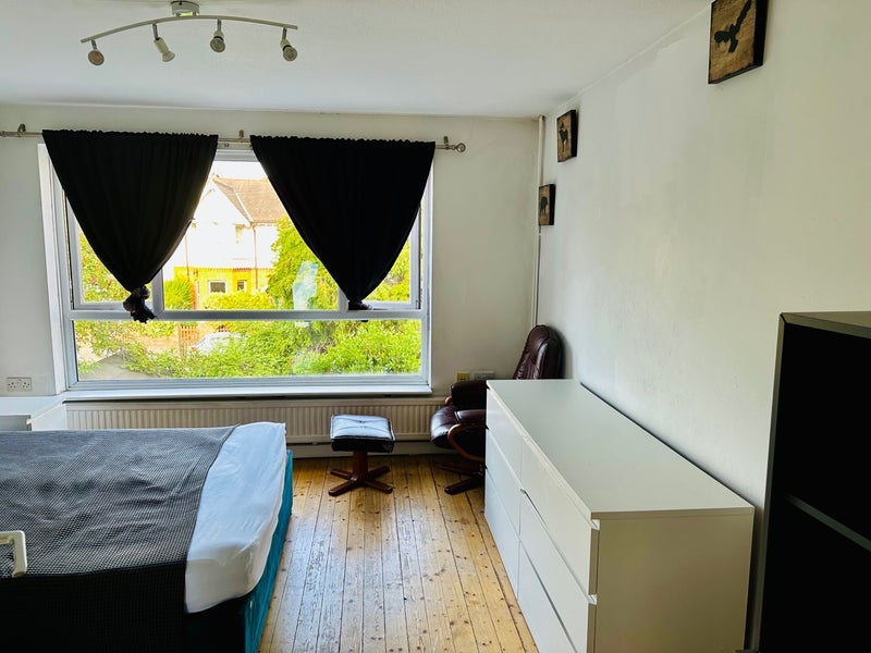 Room Thornton Avenue in Greater London