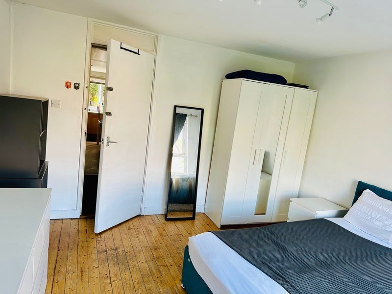 Room Thornton Avenue in Greater London