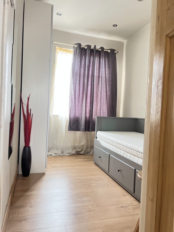 Room Huxley Place in Greater London