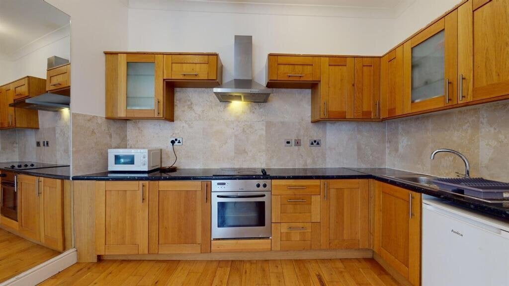 Flat Hogarth Road in Greater London