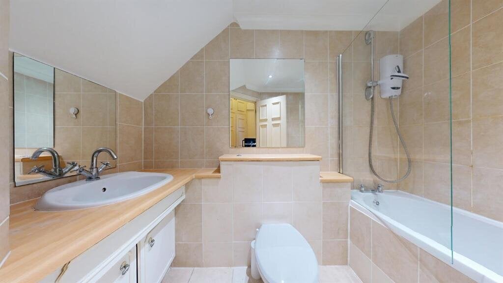 Flat Hogarth Road in Greater London