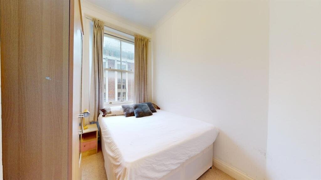 Flat Hogarth Road in Greater London