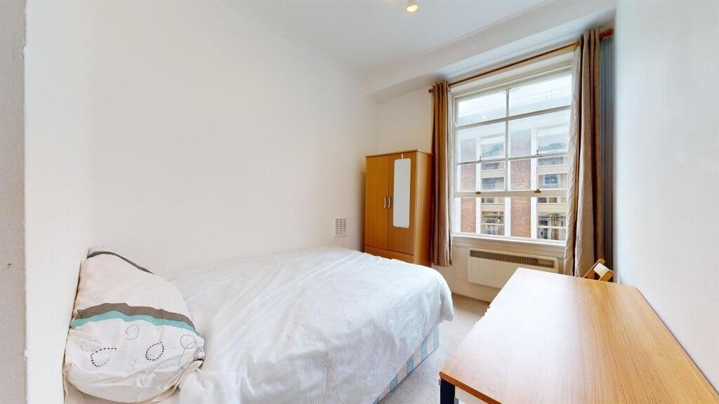 Flat Hogarth Road in Greater London