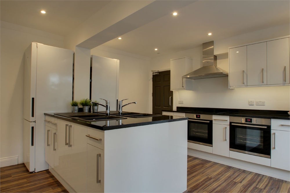 Room High Street in Slough