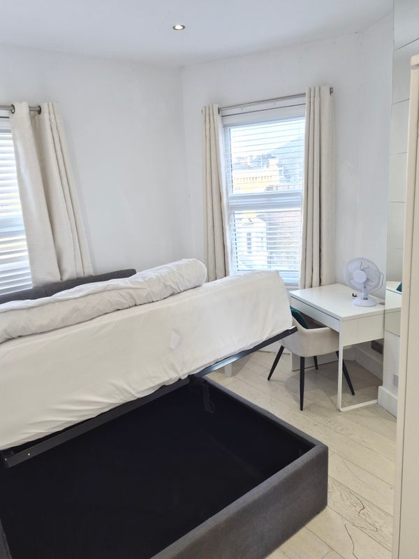 Room Bravington Place in City of Westminster