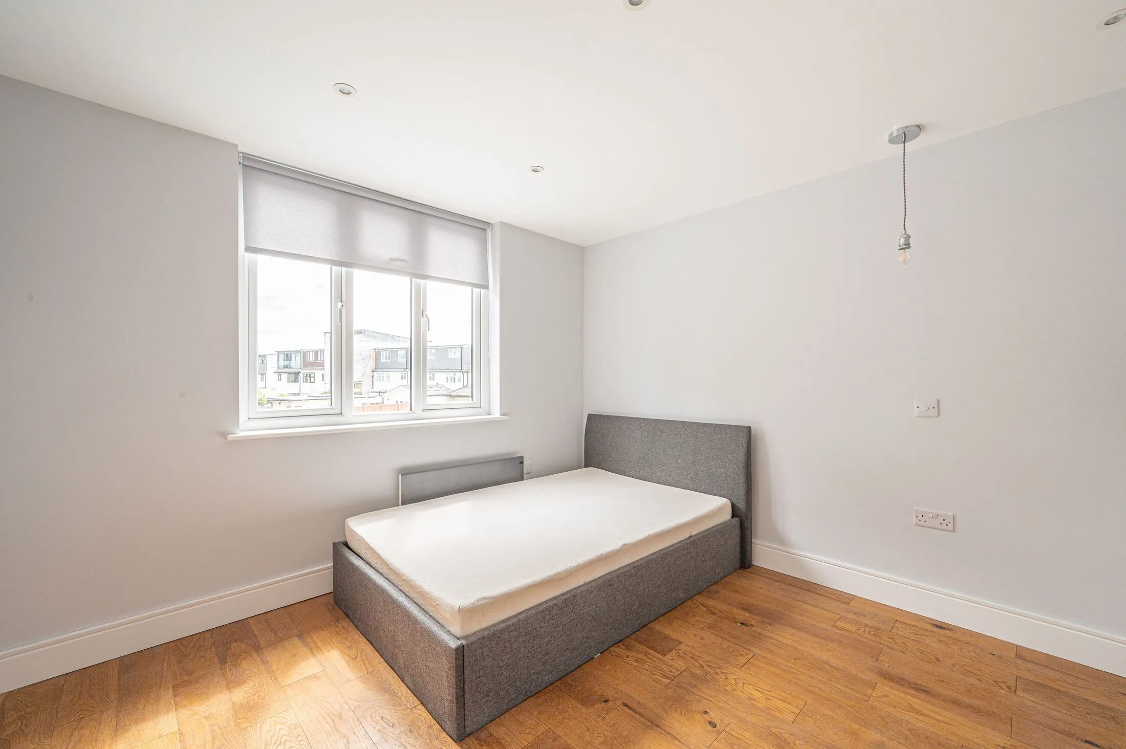 Flat Oldfield Lane North in Greater London