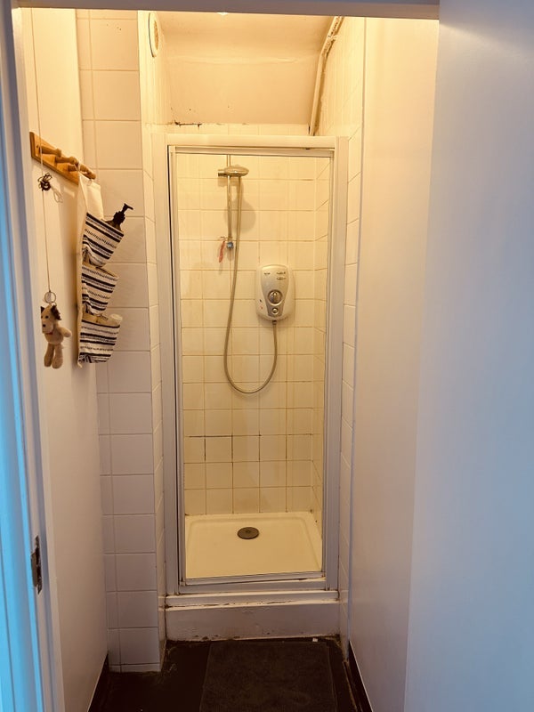 Room Haydons Road in Greater London
