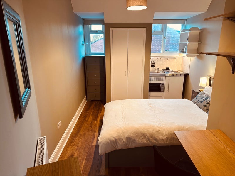 Room Haydons Road in Greater London